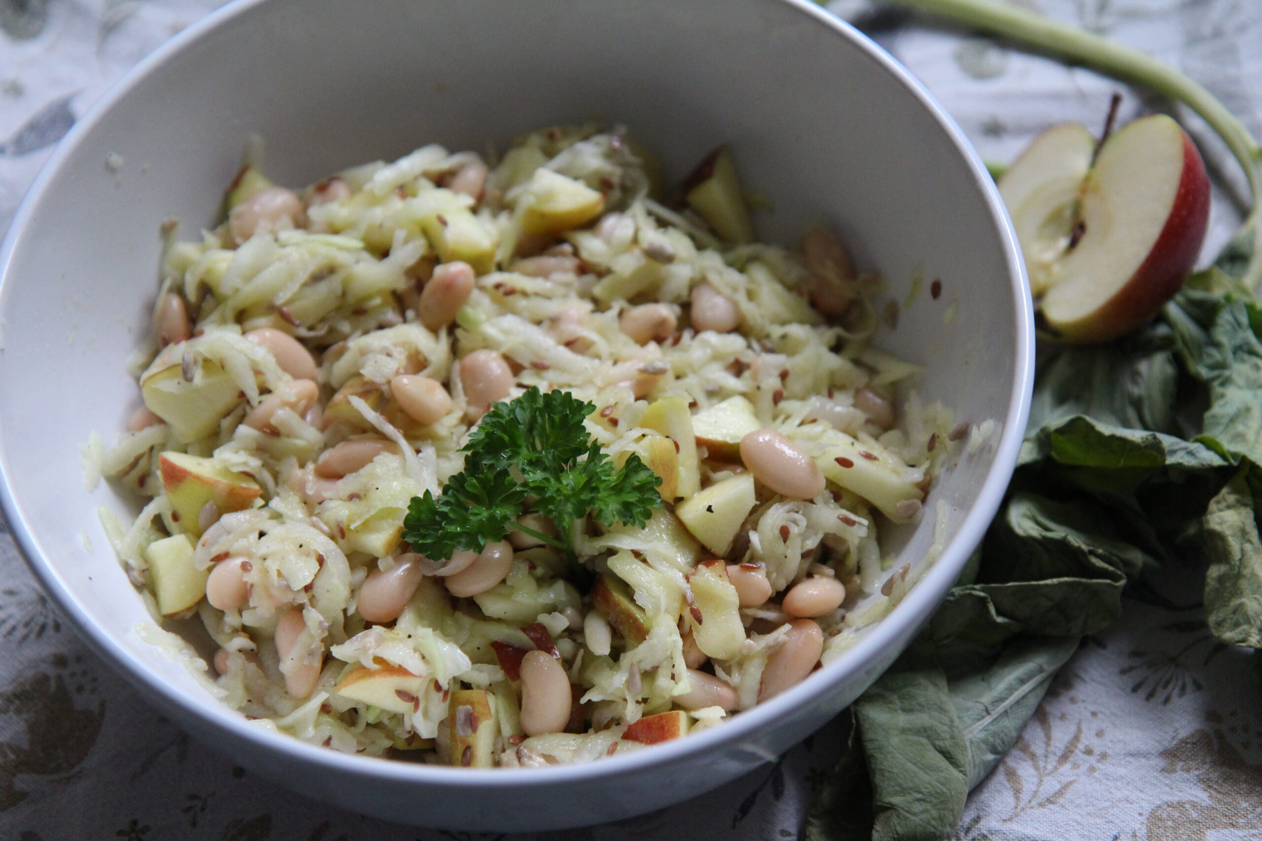 Apfel-Kohlrabi-Salat mit weißen Bohnen.