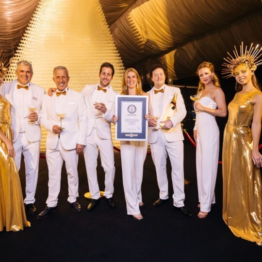 Guinness World Records™ Titel für die größte Trinkglaspyramide der Welt