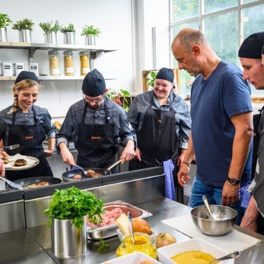 "Vermasselt es nicht, ja?!" Frank Rosin gibt jungen Menschen bei Kabel Eins die Chance ihres Lebens