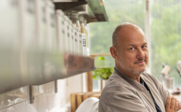 Erst chancenlos, dann Chefkoch! In der neuen Kabel Eins-Sozial-Doku "Rosins Heldenküche" ebnet Frank Rosin jungen Menschen den Weg in eine bessere Zukunft