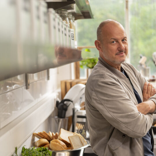 Erst chancenlos, dann Chefkoch! In der neuen Kabel Eins-Sozial-Doku "Rosins Heldenküche" ebnet Frank Rosin jungen Menschen den Weg in eine bessere Zukunft