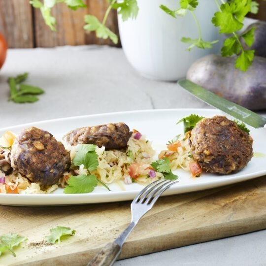 Raffinierte Crossover-Falafel: Rezept für Falafel mit lila Kartoffeln und Sauerkraut-Salsa