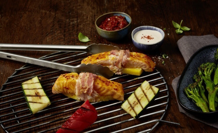 Deutsche See startet mit Lachsfilet auf Ananasplanke in die Grillsaison 2022