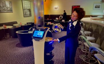 „Maunzi“ on tour / Im Maritim proArte Hotel Berlin hilft jetzt ein Roboter mit