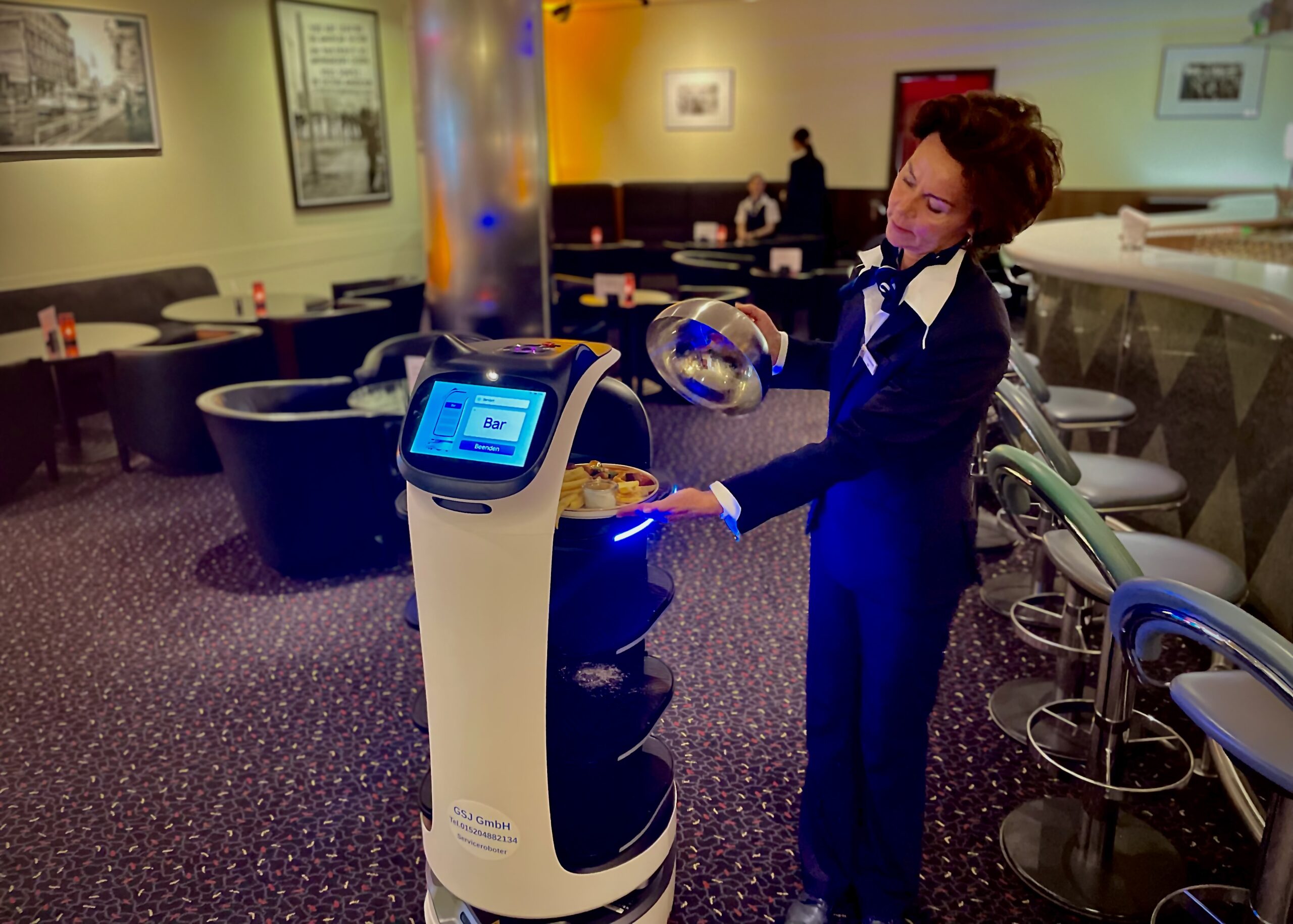 „Maunzi“ on tour / Im Maritim proArte Hotel Berlin hilft jetzt ein Roboter mit