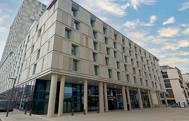 Premier Inn eröffnet viertes Hotel in Stuttgart: Das Haus im Turm am Mailänder Platz ist Teil einer Mixed Use-Entwicklung im Europaviertel und bietet 260 Zimmer mit maximalem Schlafkomfort