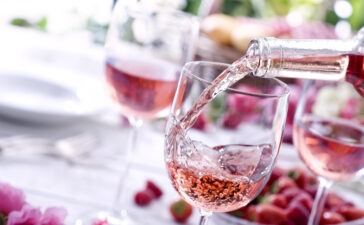 Rose Wein trinken auf der Terasse