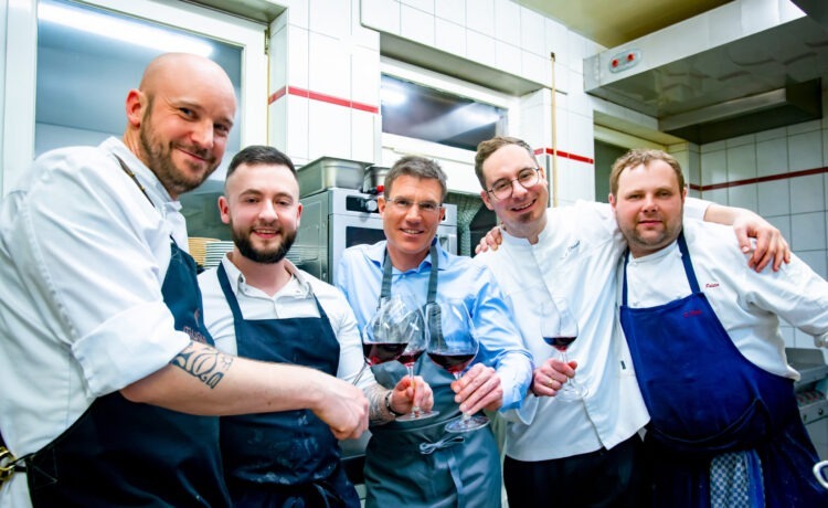 Die Ideengeber von Wine, Dine & Beats: Christian Frank vom City-Management Erlangen (3.v.l.) sowie die Chefköche Zacharias Dengler (1.v.l.), Fritz Striegel jr. (4.v.l.) und Dominic Polster (5.v.l.) / © ETM Anne Zarncke
