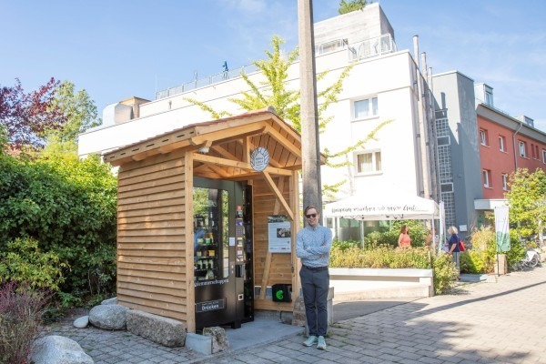 Hotelier Ben Förtsch eröffnet das "Margalädla" für die Anwohner in Erlangen (© Hotel Luise)