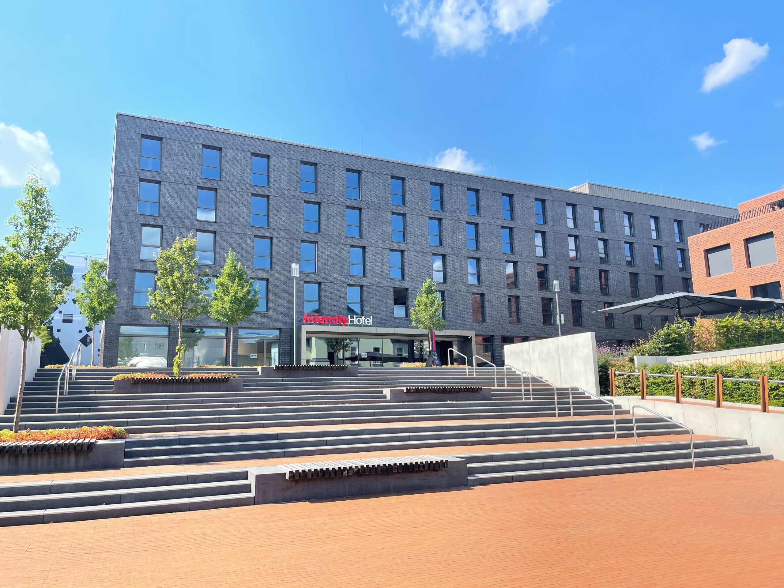 Das neu gebaute IntercityHotel Herford liegt im Zentrum der Stadt und umfasst 135 Gästezimmer im Design von Matteo Thun / Bildquelle: Steigenberger Hotels AG