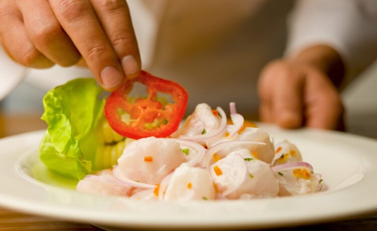 Zubereitung von Fisch-Ceviche, ein traditionelles peruanisches Gericht