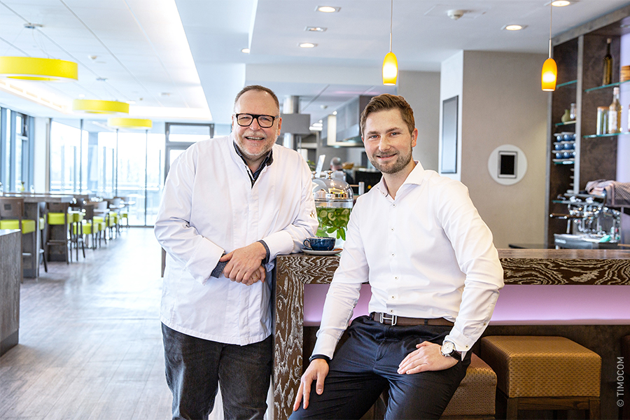 Ingo Hopmann (li.), Geschäftsführer von Hopmanns Gastronomie, und Tim Thiermann, Managing Partner von TIMOCOM, im gemeinsamen EssZimmer in Erkrath-Hochdahl.
