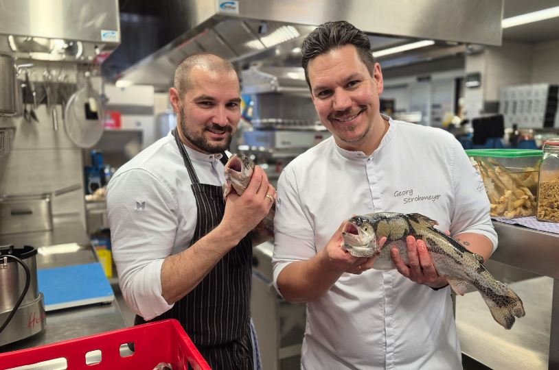 Hotel Zugspitze in Garmisch: Rote Karte für Seefisch im Hotel Zugspitze – Küchenchef Georg Stromayer (rechts) mit Lachsforelle