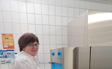 Nicole Freitag, Serviceleitung in der Dr. Becker Burg-Klinik, bedient die neue Spülmaschine; Bildrechte: Dr. Becker Klinikgruppe