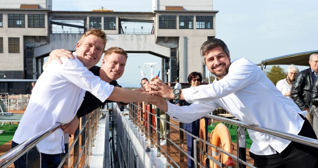 Shakehands von Schiff zu Schiff: Dominik Sato & Fabio Toffolon und Sven Wassmer