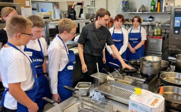 Während der Landgänge besuchten die Schüler Hotels, wo sie unter Anleitung erfahrener Mitarbeiter beim Zubereiten der Speisen in der Küche mithalfen. Foto: DEHOGA Sachsen e.V.