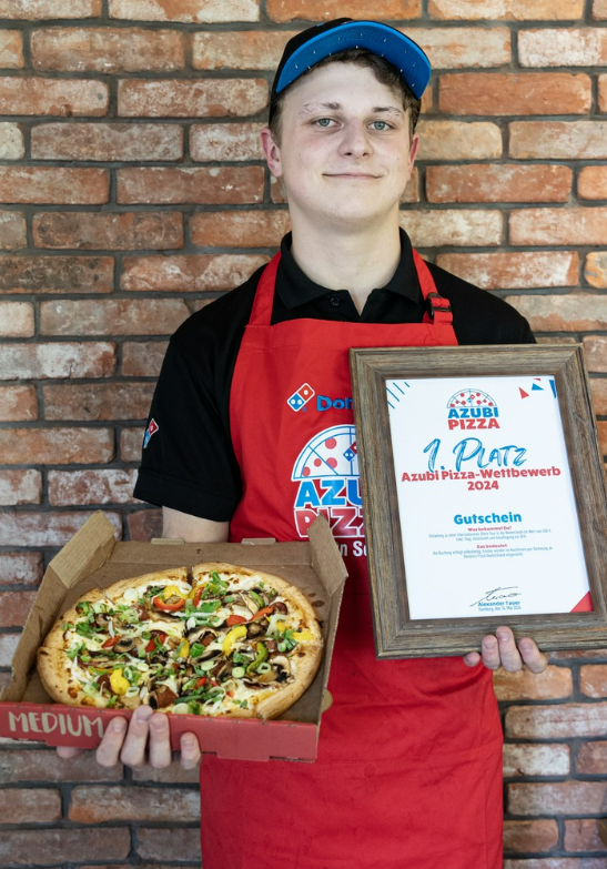 Justin Severin, Gewinner des Domino's Azubi Pizza Wettbewerbs 2024 mit seiner Gewinner-Kreation "Sucuk Delight".