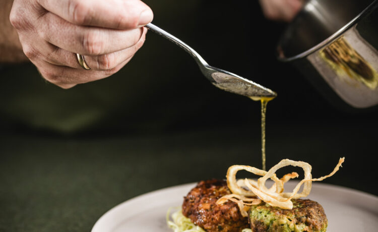 Nachhaltigkeit und Sterneküche – Widerspruch oder Chance? Pressknödel-Graukase-Krautsalat, © - Green Pearls