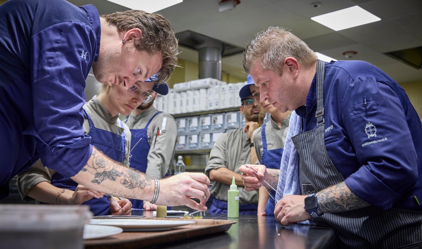 Dessert Dining by Kay Baumgart und Stefan Howells