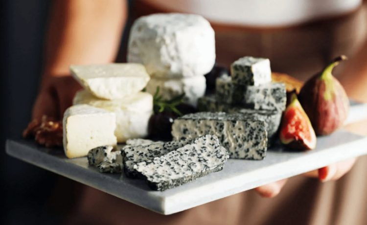 Vegane Käsealternativen angerichtet auf Brettchen © Formo