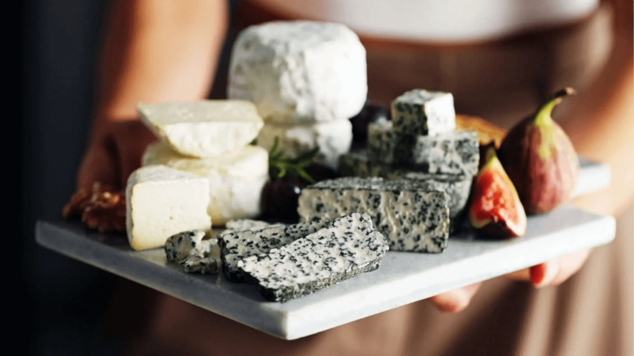 Vegane Käsealternativen angerichtet auf Brettchen © Formo