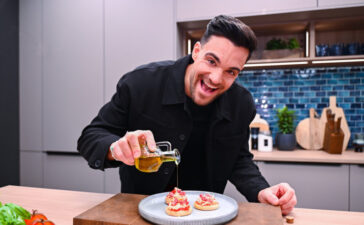 Titel: Der SAT.1 Check - Fertiggerichte; Person: Stefano Zarrella; Bildrechte: Joyn/Julia Feldhagen, Fotograf: SAT.1