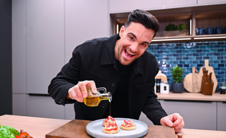 Titel: Der SAT.1 Check - Fertiggerichte; Person: Stefano Zarrella; Bildrechte: Joyn/Julia Feldhagen, Fotograf: SAT.1