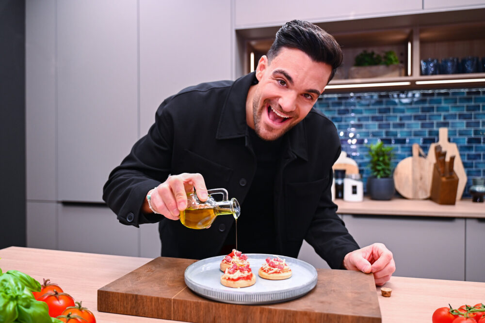 Titel: Der SAT.1 Check - Fertiggerichte; Person: Stefano Zarrella; Bildrechte: Joyn/Julia Feldhagen, Fotograf: SAT.1