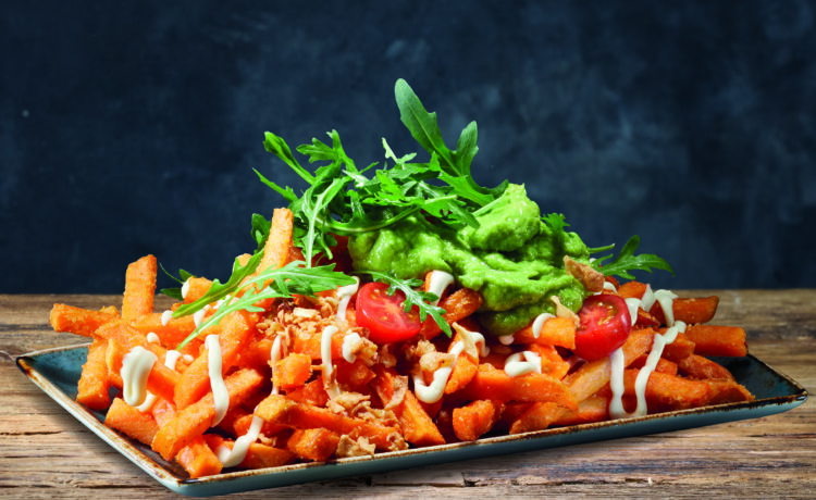 Bei Peter Pane macht eine ordentliche Portion Guacamole aus snackigen Pommes eine sättigende pflanzliche Speise: das Trend-Gericht Loaded Fries. (Bild: Peter Pane)