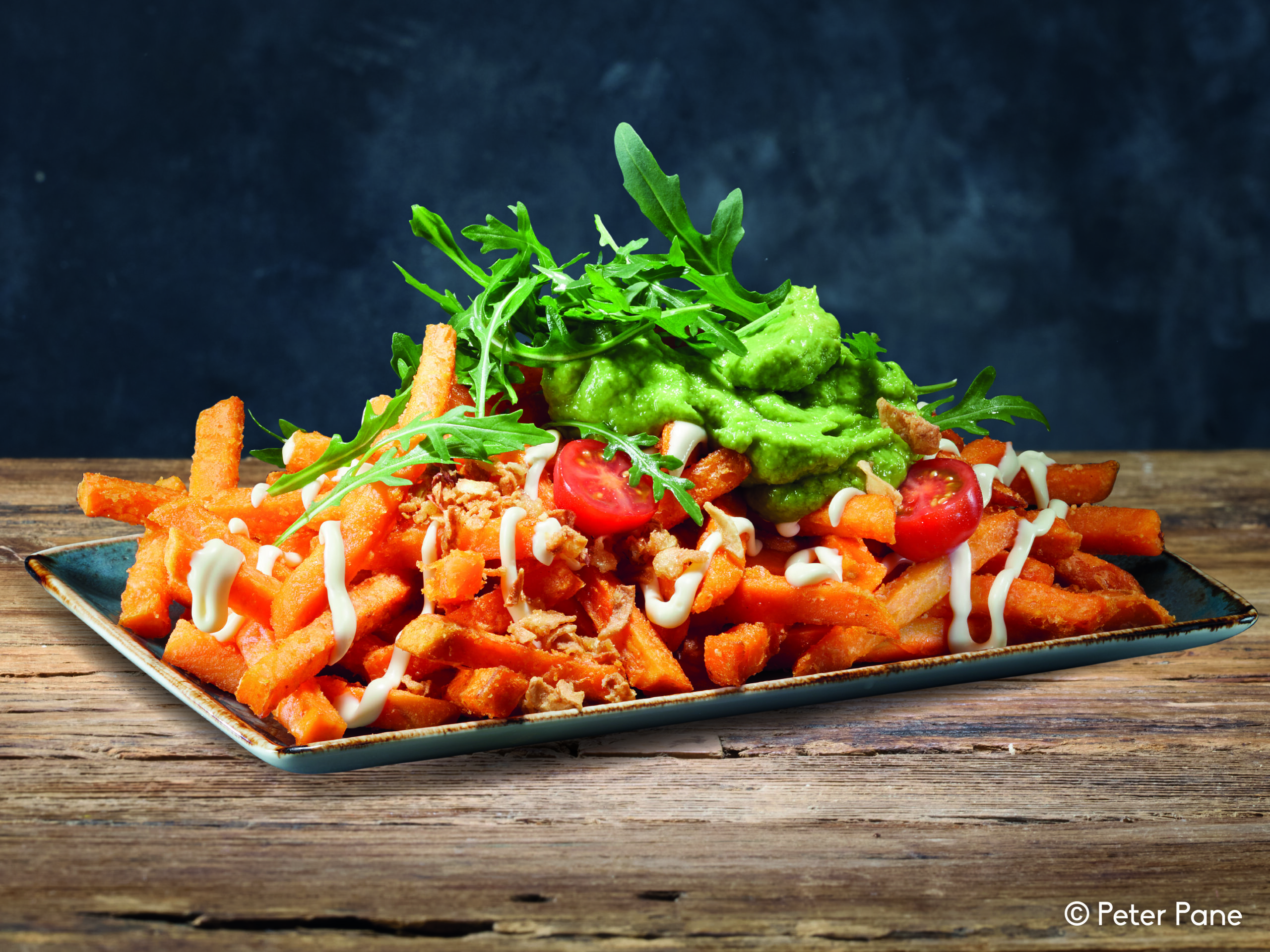 Bei Peter Pane macht eine ordentliche Portion Guacamole aus snackigen Pommes eine sättigende pflanzliche Speise: das Trend-Gericht Loaded Fries. (Bild: Peter Pane)