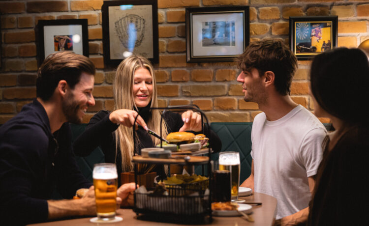 Champions Restaurant Bar (c) Marriott International