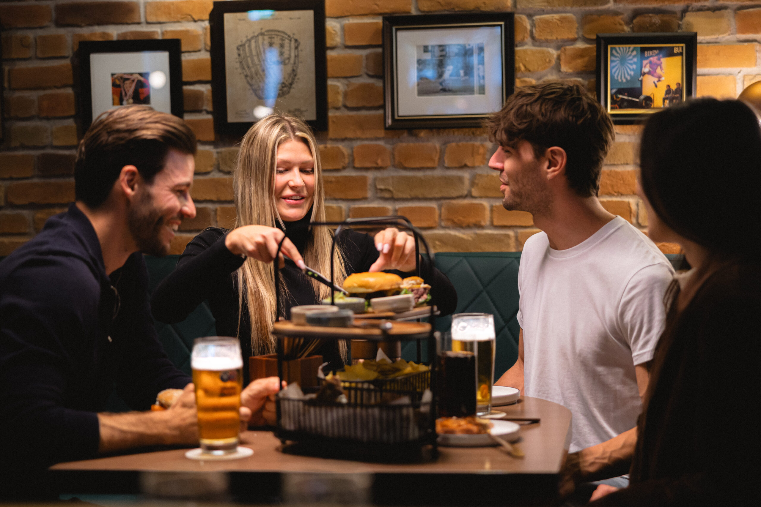 Champions Restaurant Bar (c) Marriott International