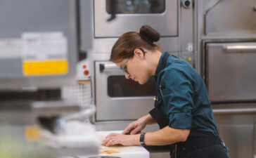 Cornelia Fischer öffnet ihre Küche