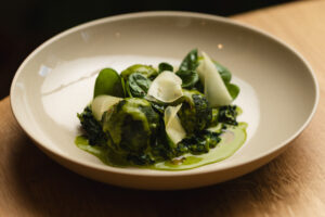 Signature-Dish Spinat-Knödel mit Bergkäse und Wiesenkümmel. ©DigitaleMassarbeit.