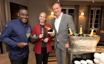 Nelson Müller und die beiden Repräsentanten von Moët Hennessy Deutschland