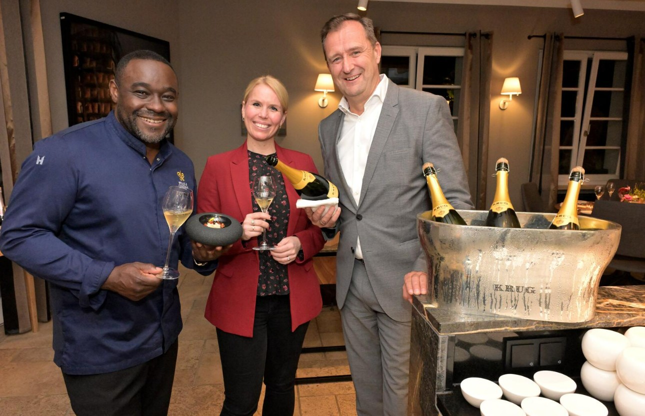 Nelson Müller und die beiden Repräsentanten von Moët Hennessy Deutschland