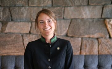 Nach 38 Jahren gibt es einen Wechsel an der Spitze des Fine-Dining Restaurants Silberdistel: Naomi Merz übernimmt die Leitung von Brian McLaren. © Sonnenalp Resort