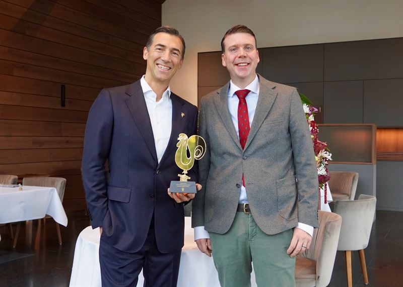 Hotelier Sebastian Finkbeiner überbrachte den "Sommelier des Jahres"-Award aus Athen an Stéphane Gass