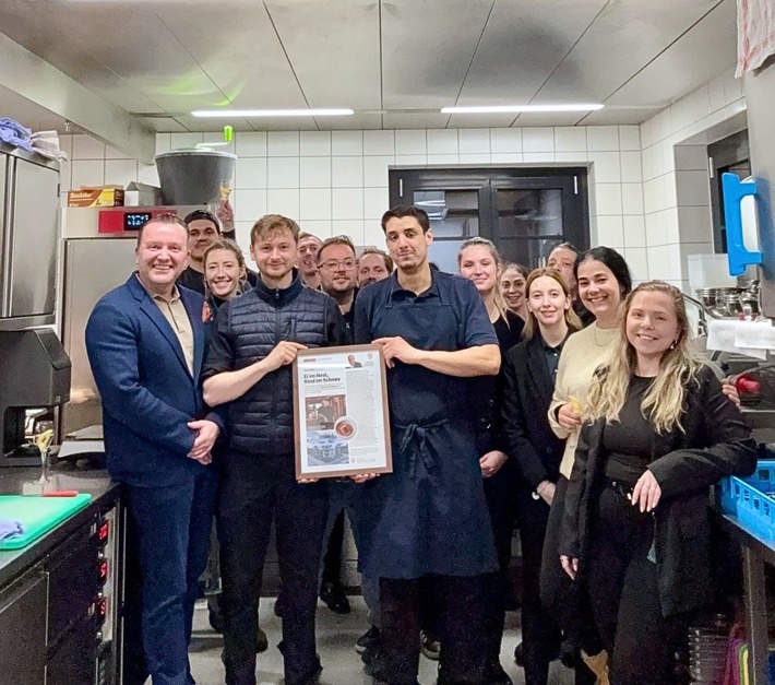 Gemeinsam zum Erfolg: Das Team von The Mansard Gstaad feiert die 13 Gault-Millau-Punkte mit Head Chef Tom Walter